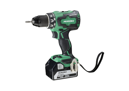 Grön och svart batteridriven borrskruvdragare med texten "HIKOKI" och "18V", samt en fastsatt rem.