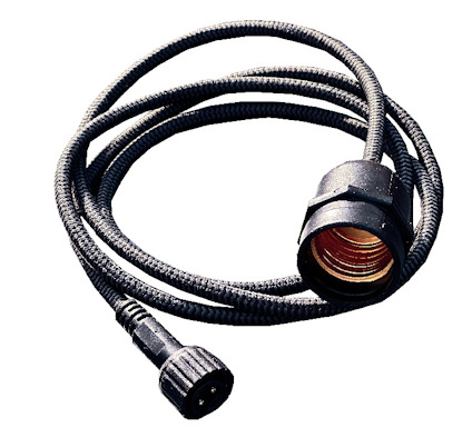 Svart textilklädd kabel med en E27-sockel och en kontakt i andra änden.