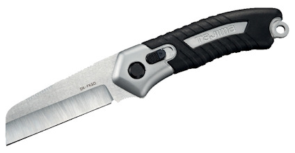 Fällkniv med svart och grått handtag och ett metallblad. Inkluderar texten "TAJIMA" och "DK-FK50" på bladet.