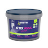 Hink med text "Bostik Stix A555 Ultra", volym 10L, olika symboler och etiketter på etiketten.