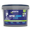 Hink med blått lock märkt "Bostik STIX A500 COMBI", innehåll 10L golvlim för mjuka golv, med olika certifieringssymboler.