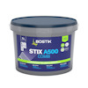 Hink med etiketttexten "Bostik Stix A500 Combi", 10 liter, illustration av golvnivelleringsprodukter, blå lock.