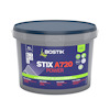 En hink med texten "Bostik Stix A720 Power", volym 10L, för golvlimning.