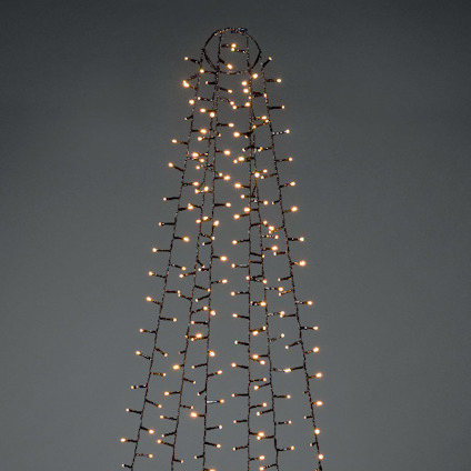 Ljusslinga med varma gula LED-lampor hängande från en toppunkt i form av en kon.