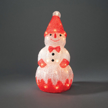 Skrattsnögubbe med röd hatt och halsduk, glittrig kropp, upplyst med LED-lampor, står mot en grå bakgrund.