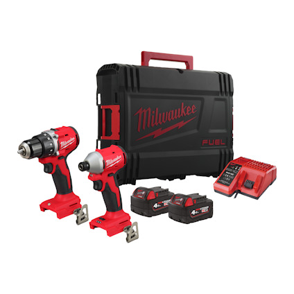 Två röda och svarta borrmaskiner, batterier, en laddare och en svart verktygslåda med rött handtag och texten "Milwaukee FUEL".