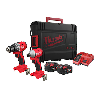 Borrmaskin, slagdragare, två batterier, laddare och svart väska med "Milwaukee" logga.