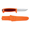 Kniv med orange handtag och slida. Handtaget har rödbruna detaljer och bladet är grått med text.
