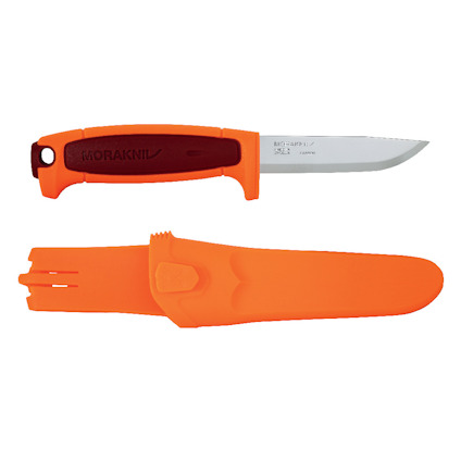 Kniv med orange handtag och slida. Handtaget har rödbruna detaljer och bladet är grått med text.
