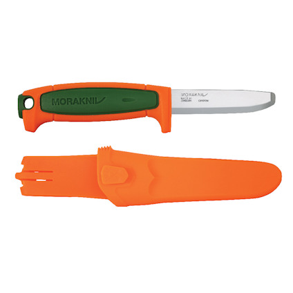 Oransjt och grönt handtag på kniv med rostfritt blad och orange plastslida. Text "MORAKNIV" synlig på handtaget och bladet.