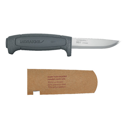 Kniv med grått handtag och pappslida. Text på slidan: "made from recycled swedish materials."