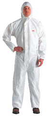 Person i vit skyddsoverall med huva och dragkedja framtill.