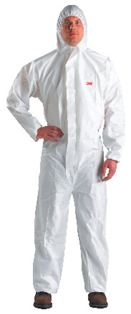 Person i vit skyddsoverall med huva och dragkedja framtill.