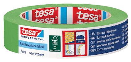 Grön maskeringstejp för grova ytor, med etikett som visar tesa-logotyp och produktinformation på flera språk.