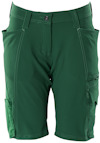 Gröna shorts med flera fickor och knappstängning framtill.