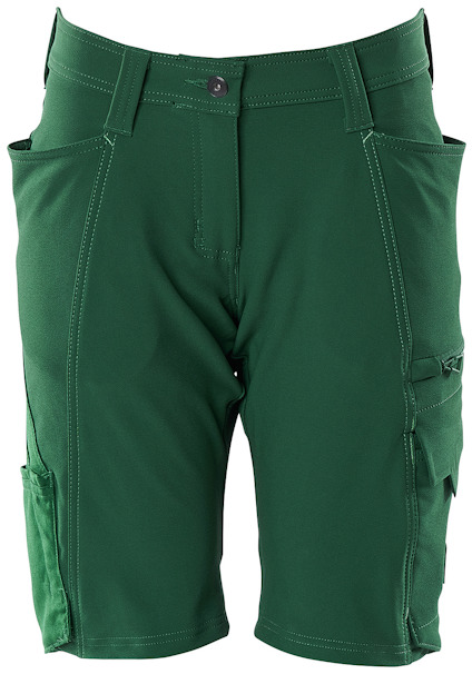 Gröna shorts med flera fickor och knappstängning framtill.