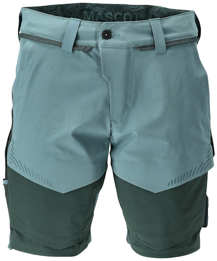 Ljus skogsgröna och mörkare skogsgröna shorts med knapp och hällor i midjan. Och ett diskret mönster vid ändarna.