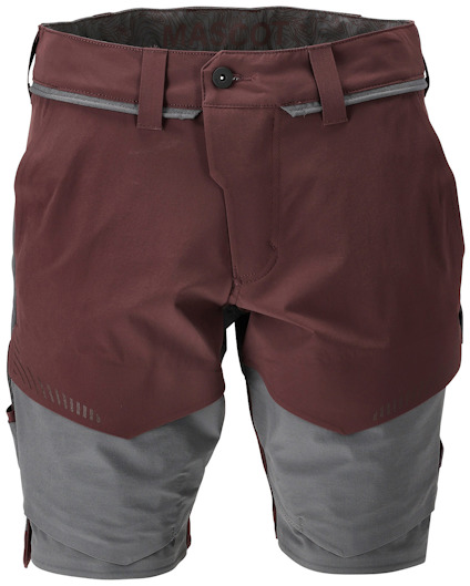 Vinröda och stengrå shorts med bältesöglor och fickor, framtill syns knapp och dragkedja.