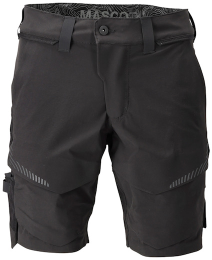 Svarta shorts med bältesöglor och fickor, inklusive en sidficka. Märkeslogotyp inuti linningen.