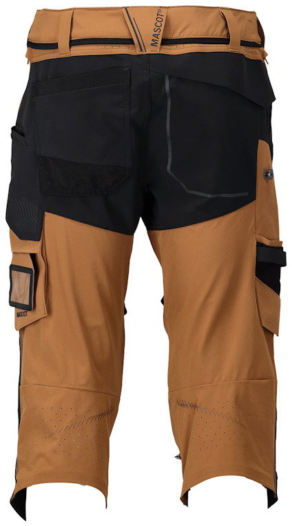 Bruna och svarta arbetsshorts med flera fickor och bälteshällor, sett bakifrån.