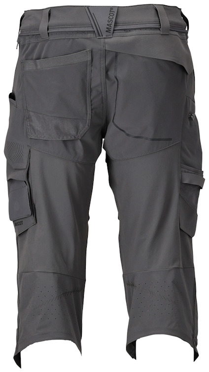 Grå shorts med fickor och bälteshällor, ryggvy. Perforeringar vid byxbenens nedre delar.