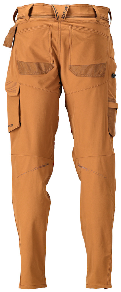 Orange arbetsbyxor med flera fickor och förstärkta sömmar, sedda bakifrån.