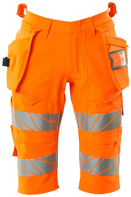 Orange shorts med reflexband runt benen, flera fickor och hällor för verktyg.