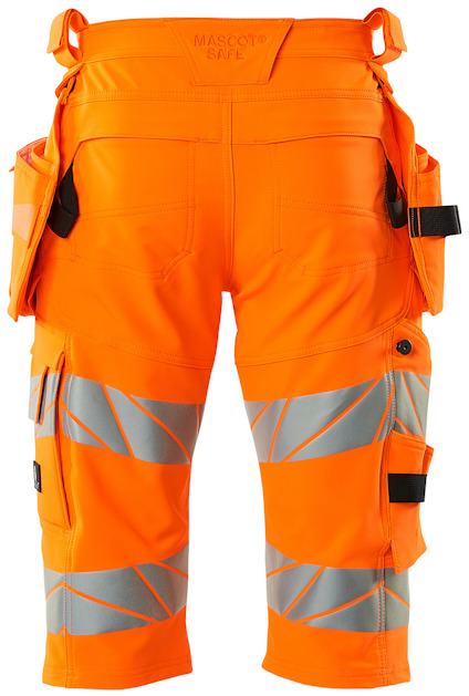 Orange shorts med reflexband och flera fickor, etikett visar "MASCOT SAFE".