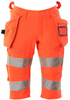 Knälånga shorts i lysande orange med reflexband och flera fickor.