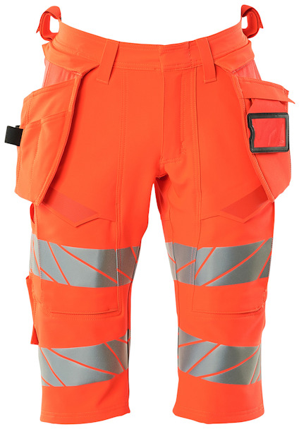 Knälånga shorts i lysande orange med reflexband och flera fickor.