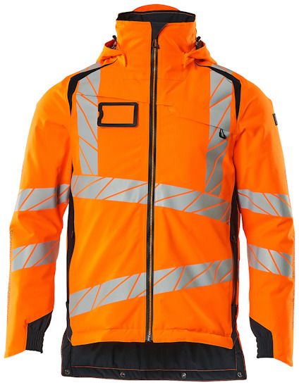 Orange jacka med mörkblå detaljer och reflexband i diagonalt mönster. Jackan har dragkedja och hög krage.