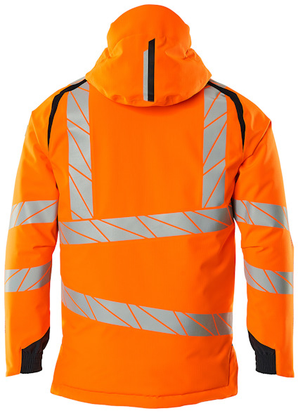 Orange jacka med huva och reflekterande grå ränder på rygg och ärmar.