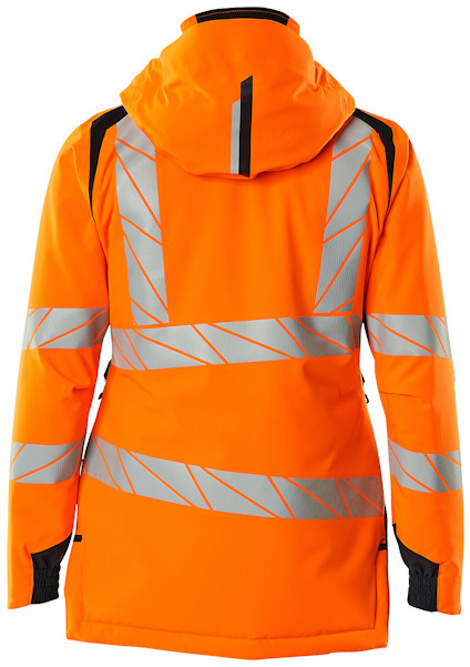 Orange jacka med huva och reflexband i ett mönster av vinklade ränder på rygg och ärmar.