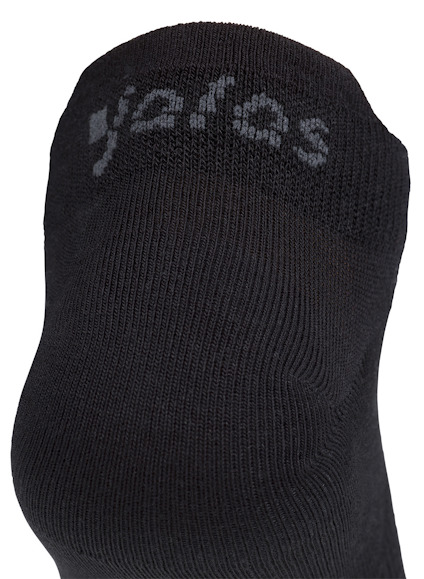 Svart strumpa med grå text "yokos" på elastisk mudd.