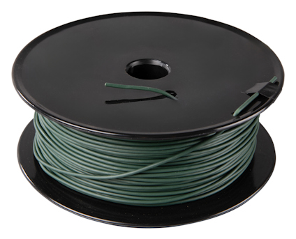 Grön kabel upprullad på en svart spole, sedd från sidan.