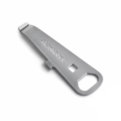 Metallisk burköppnare med handtag och ingraverad text "AkzoNobel".