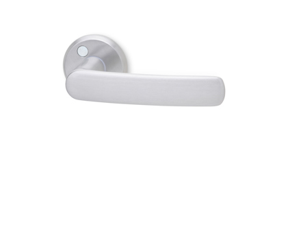Dörrhandtag i aluminium med rund rosett och en elegant, böjd design.