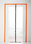 Transparent plastdörr med orange ram och svart dragkedja i mitten, installerad i en dörröppning.