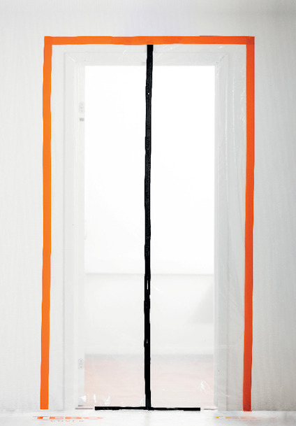 Transparent plastdörr med orange ram och svart dragkedja i mitten, installerad i en dörröppning.
