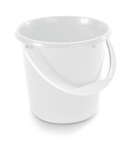 Vit plast hink med bärhandtag.