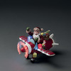 Tomtefigur i rött flygplan med tändande LED-lampor, håller julklappar.