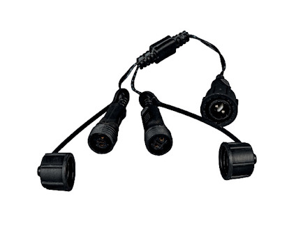 Svart Y-formad förgreningskoppling med fyra runda anslutningar och synliga kablar.