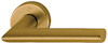 Gyllene dörrhandtag med rund rosett, enkel och modern design.