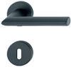 Svart dörrhandtag och matchande nyckelskylt med rund form och minimalistisk design.