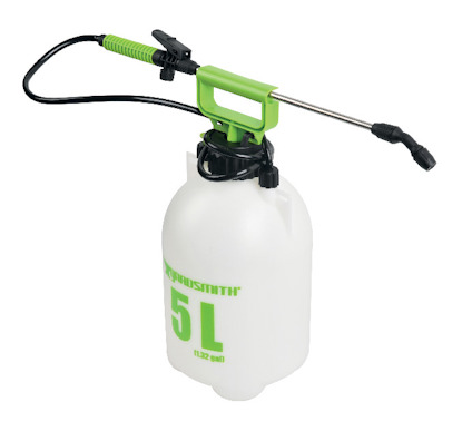 Tryckspruta med grön pump och handtag, vit behållare märkt "5 L", utrustad med svart slang och munstycke.