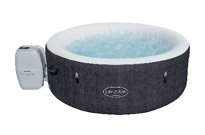 Uppblåsbart spabad med bubblande vatten och en grå mönstrad yta, märkt "Lay-Z-Spa", med en ansluten pumpenhet.
