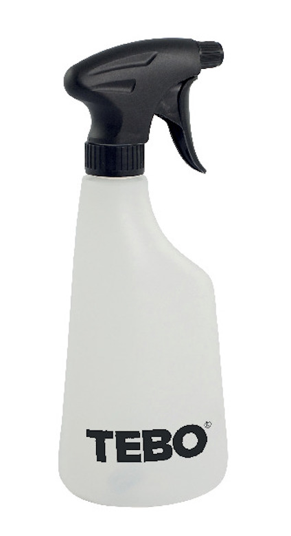 Vit sprayflaska med svart spraymunstycke och texten "TEBO" på etiketten.