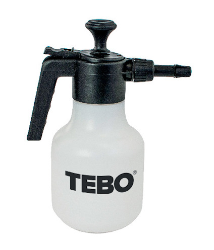Vit tryckspruta med svart handtag och munstycke, märkt med "TEBO".