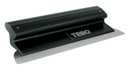 Svart bredspackel med ergonomiskt handtag och metallblad, märkt "TEBO".