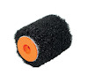Svart spackelroller med orange kärna och grov yta.